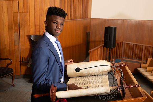 3V0A8939